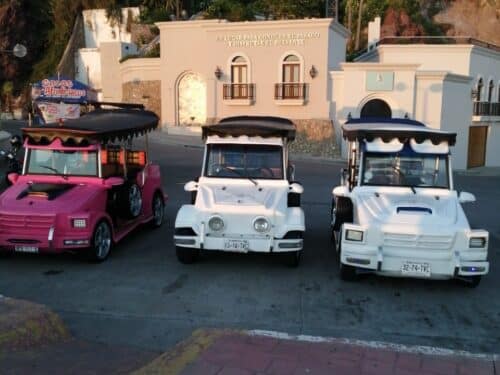 Three colorful and well-maintained Pulmonias parked together, representing the high-quality vehicles provided by City Tours Pulmonia for tours in Mazatlán.