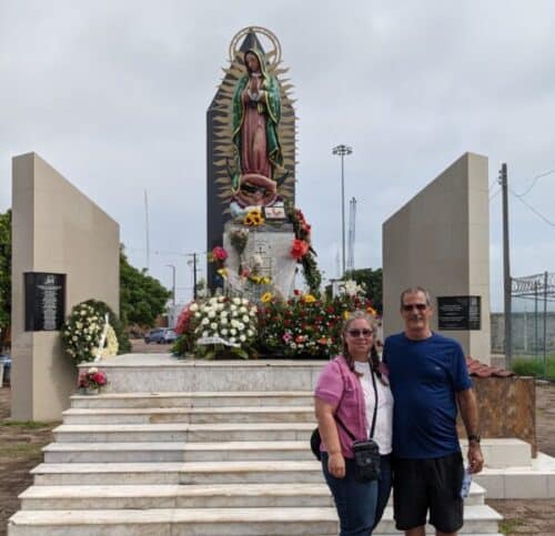 A monument honoring the Pulmonia driver, a symbol of Mazatlán, Mexico. This beloved mode of transportation represents the city's vibrant culture and charm.